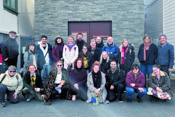 01_Titelbild_Assitej_Gruppenbild_Island_2026.jpg  